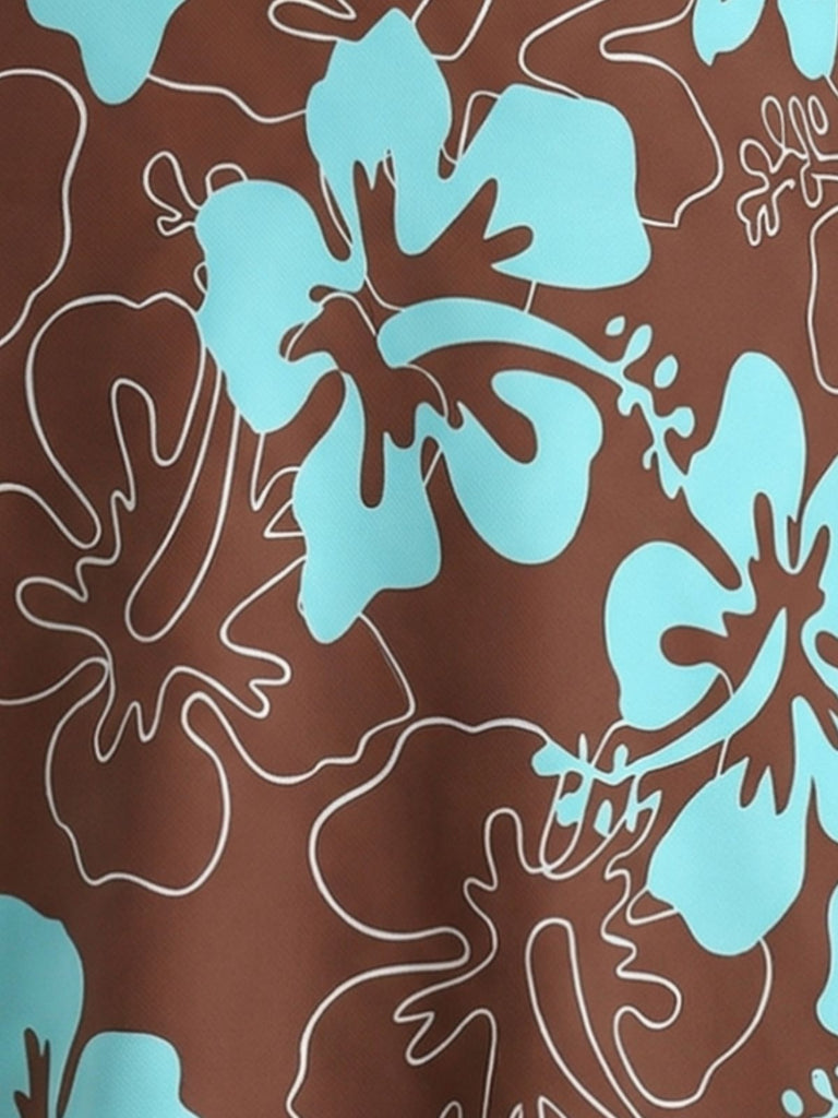 Makroaufnahme der Stoffdetails, die die türkisfarbenen Hibiskusblüten und die weißen Linienzeichnungen des Blattwerks auf schokoladenbraunem Hintergrund zeigt.