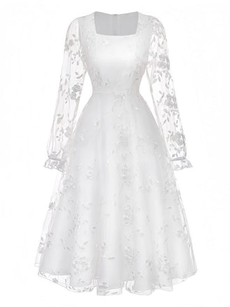Weißes Vintage-Kleid mit floraler Stickerei und eckigem Ausschnitt im Retro-Stil der 1950er Jahre