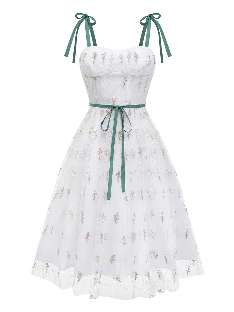 Studioansicht von vorn auf das weiße Netz-Kleid, das den herzförmigen Ausschnitt und den Stufenrock hervorhebt.