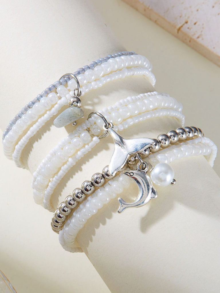Set aus Perlen- und Silberperlenarmbändern mit Anhängern auf weißem Untergrund