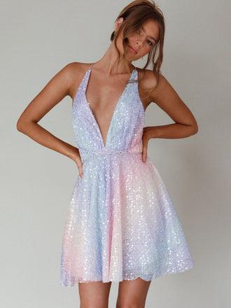 Ein Model trägt das pastellfarbene, regenbogenfarbene Pailletten-Minikleid und demonstriert die Passform und den Schimmer des Stoffes, der sich für Partys oder besondere Anlässe eignet.