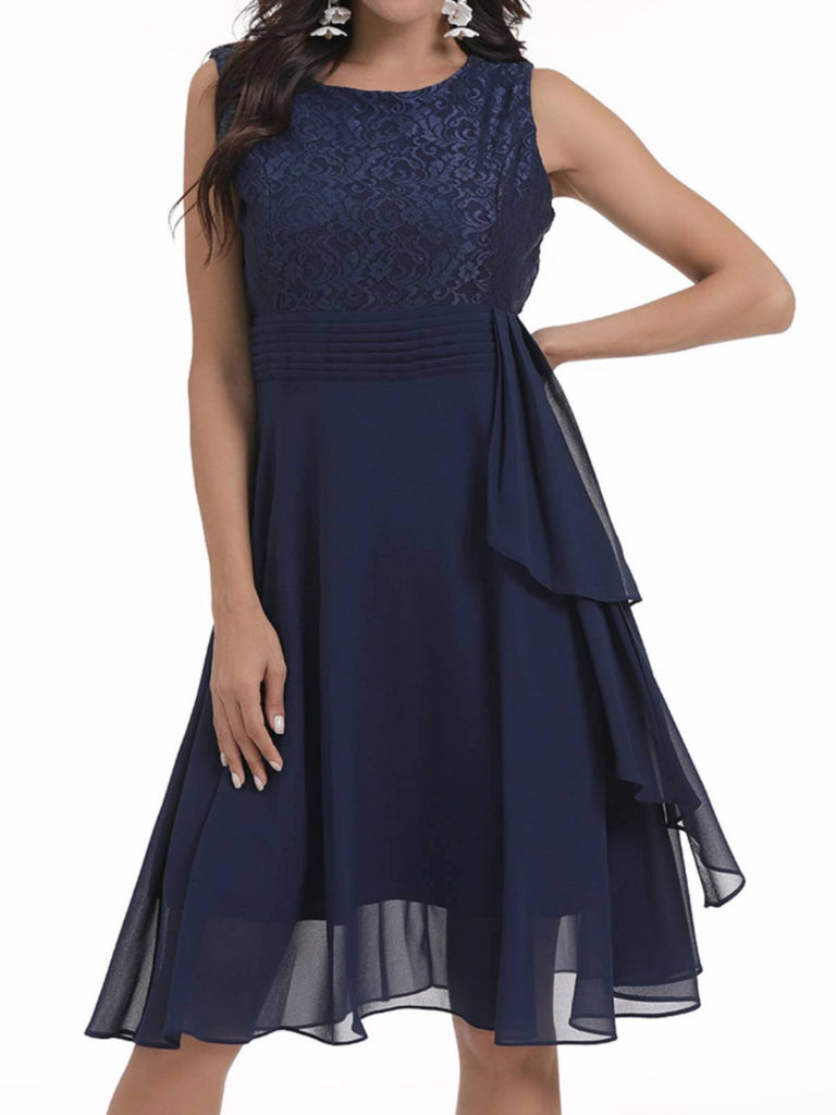 ÄRMELLOSES SWING-KLEID AUS EINER EINFACHER SPITZE