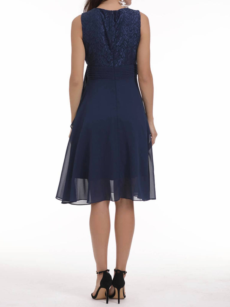 ÄRMELLOSES SWING-KLEID AUS EINER EINFACHER SPITZE