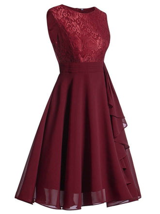 ÄRMELLOSES SWING-KLEID AUS EINER EINFACHER SPITZE